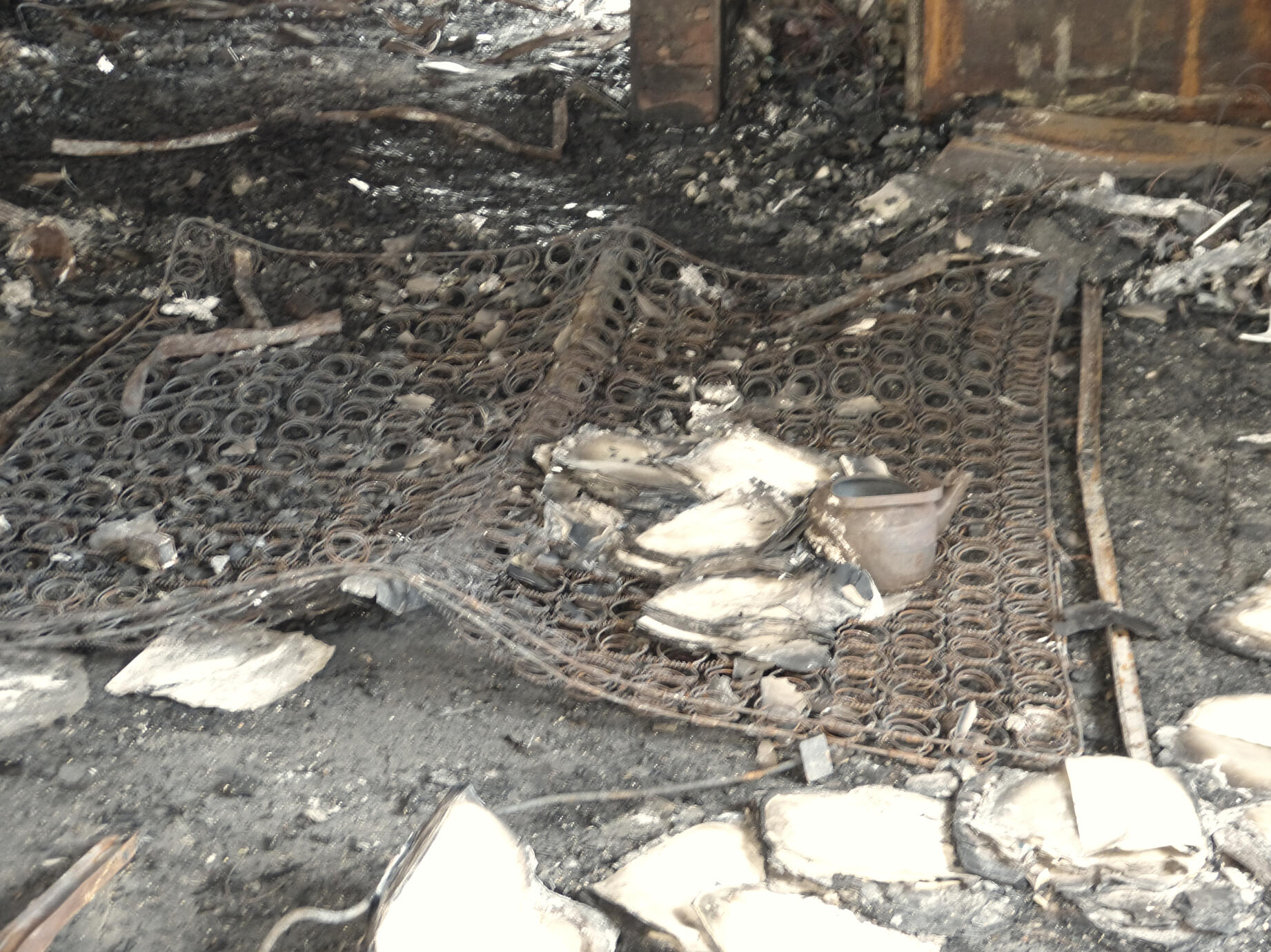 15.大火把過去燒成灰,我把灰變成顏料。