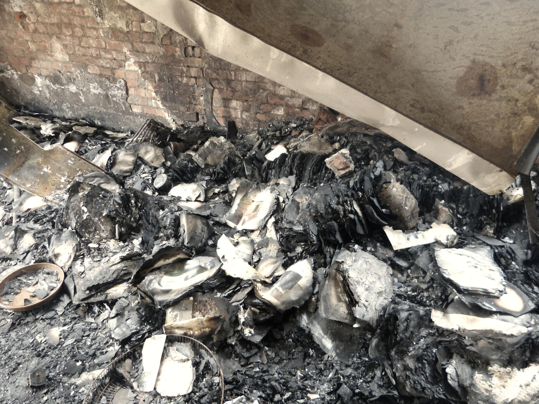 9.畫布在地上,身體在畫;工具只是拖把與刮刀,卻能開路。